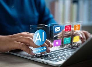 นักลงทุนคริปโตมือใหม่ที่กำลังศึกษาพื้นฐานของการเทรดอัตโนมัติด้วย AI